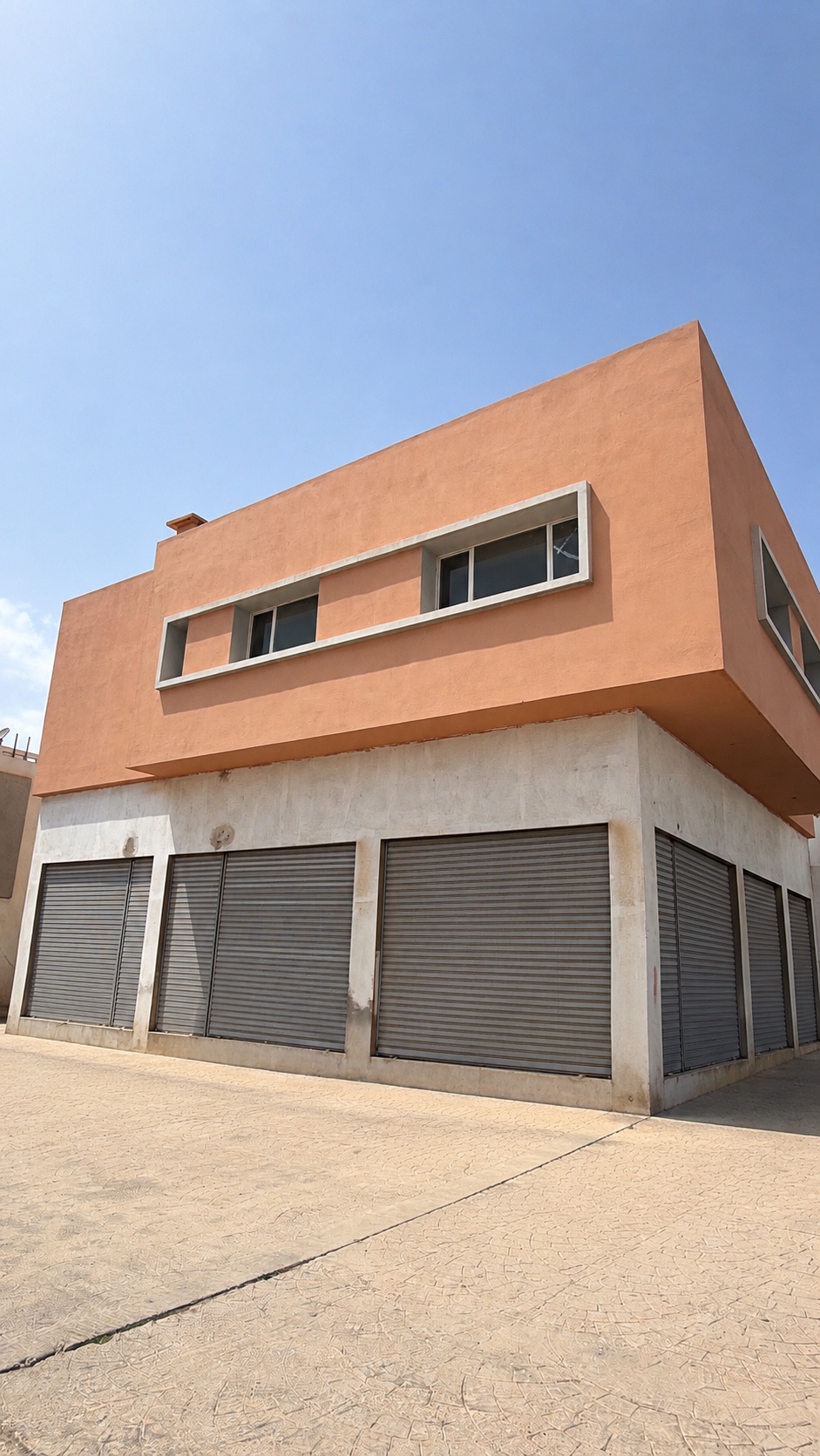 Local commercial de 159 m² avec 8 rideaux et appartement autorisé pour salon de beauté